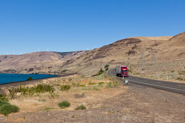 Caminhão junto ao rio Columbia — Fotografia de Stock