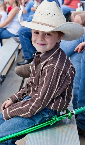 Jonge cowboy met een ninja zwaard. — Stockfoto