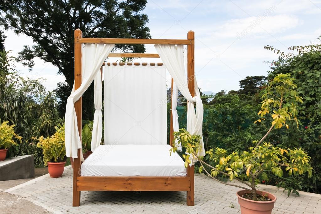 buiten bed met gordijnen — Stockfoto © tamifreed #26637659 buiten bed met gordijnen — Stockfoto © tamifreed #26637659
