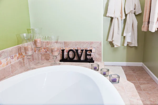 Любовь в ванной комнате — стоковое фото