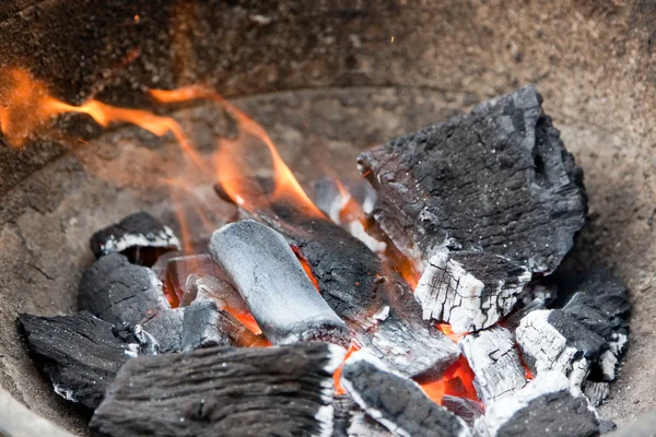 Carvão de madeira com chamas — Fotografia de Stock