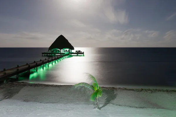 Praia Noturna com Doca — Fotografia de Stock