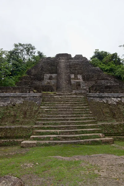 Hohe Tempelpyramide — Stockfoto