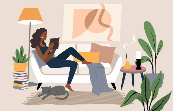 Mujer acostada en un sofá y leyendo un libro. Personaje femenino en el interior del hogar — Archivo Imágenes Vectoriales