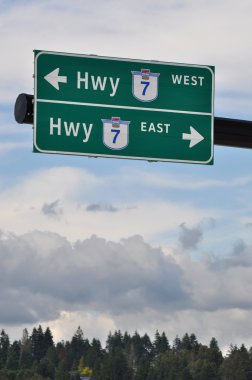 yüksek bir yol yol levhası