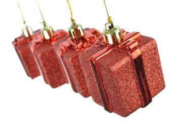 Kırmızı hediye kutusu baubles asılı