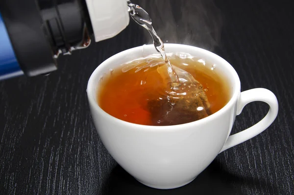 Gießen Sie Wasser für Ihre Teetasse — Stockfoto