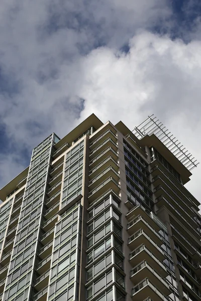 Hoog stijgingsgebouw met aard achtergrond — Stockfoto