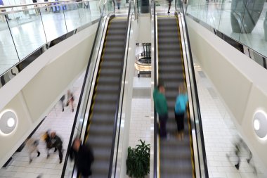 yürüyen merdiven içinde hareket