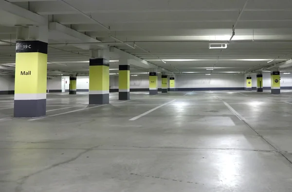 Parking podziemny — Zdjęcie stockowe