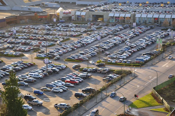 Plaza de aparcamiento lleno de coches — Foto de Stock