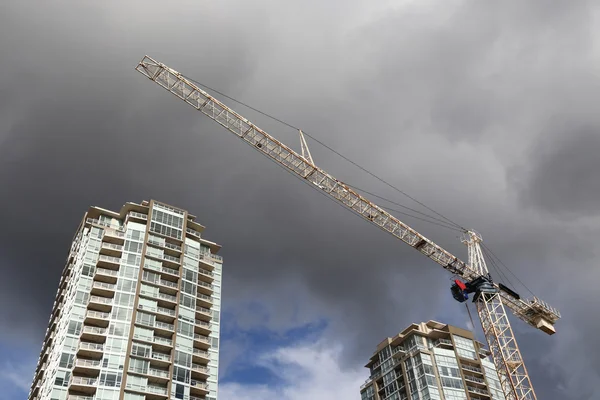 Novo edifício e guindaste — Fotografia de Stock