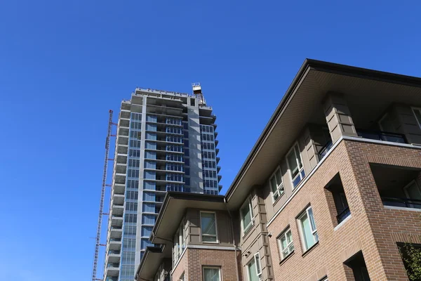 Nouveau bâtiment et grue — Photo