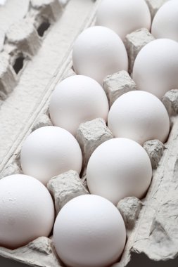 paket üzerinde yumurta