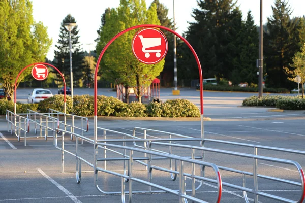 Carro de la compra signos en el estacionamiento —  Fotos de Stock