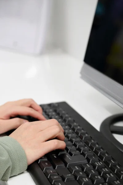 Geschäftsfrau tippt Dokument ein — Stockfoto