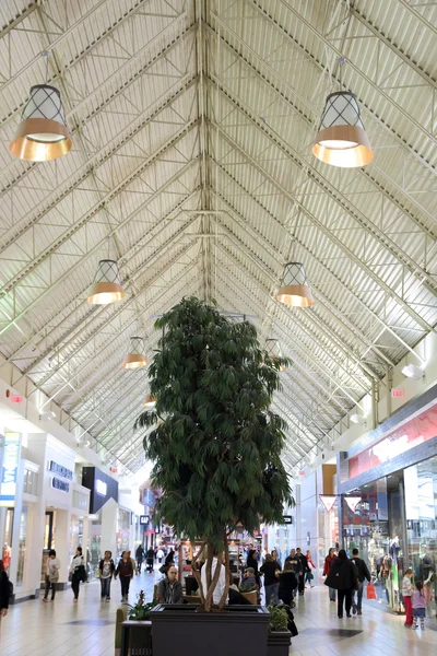 Руху в coquitlam торговий центр — стокове фото