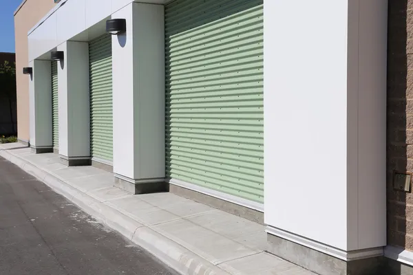 Garaj kapıları, modern bir bina — Stok fotoğraf