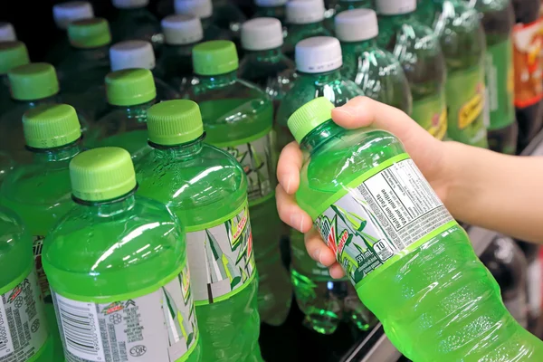 Bottles with soda drinks in supermarket — Stock Photo, Image