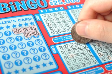 insan eli piyango bileti tırmalamak