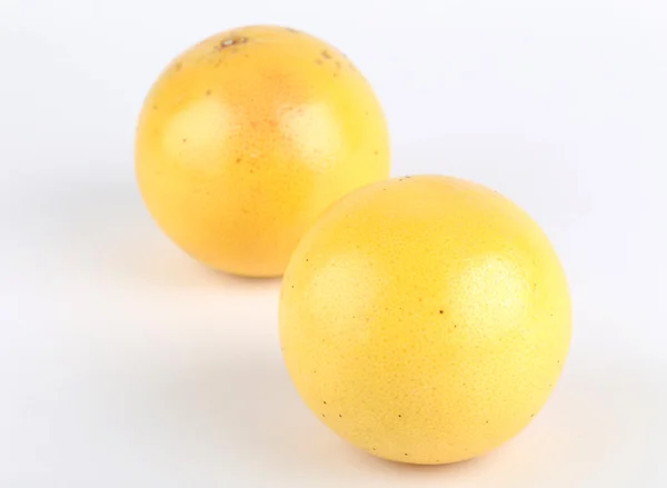 Érett grapefruit és fél elszigetelt fehér — Stock Fotó