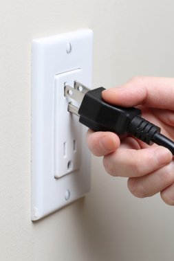 kadın eli elektrik prizinden ekleme