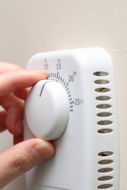 kadın el bir termostat ayarı