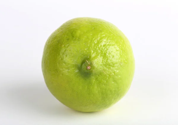Frische Limettenfrüchte auf weißem Hintergrund — Stockfoto