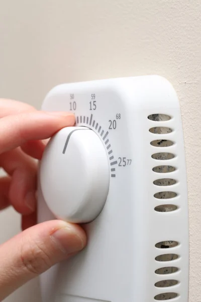 Frau stellt Thermostat ein — Stockfoto