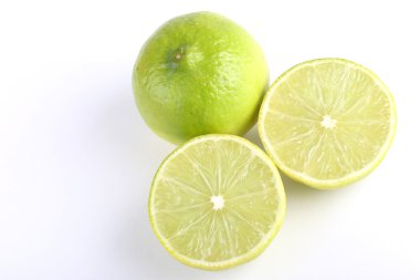 Beyaz arkaplanda izole edilmiş taze kireç 