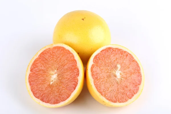 Verse grapefruit geïsoleerd op witte achtergrond — Stockfoto