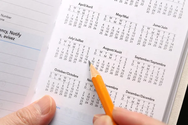 Sprawdzanie ważne daty w kalendarzu — Zdjęcie stockowe