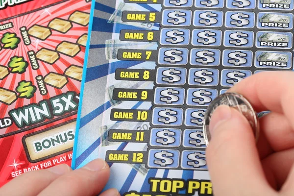 Scratching lottery ticket — Stock Photo, Image