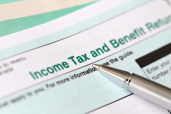 Filling in canadian individual tax form — Stock Photo, Image