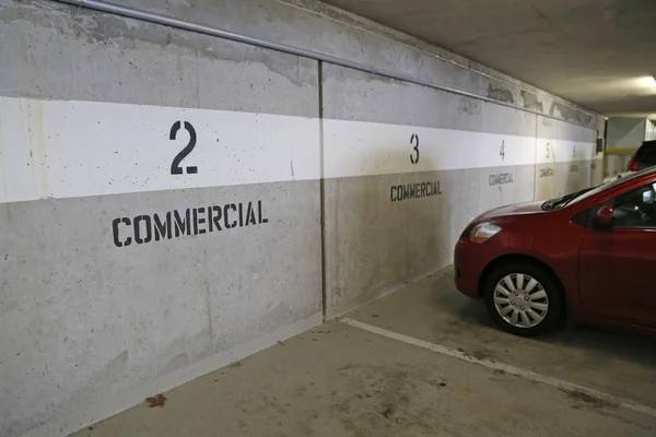 Parking podziemny handlowych — Zdjęcie stockowe