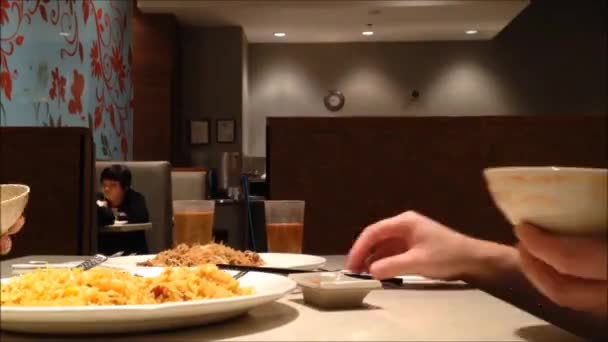 Pareja comiendo comida en restaurante chino — Vídeos de Stock