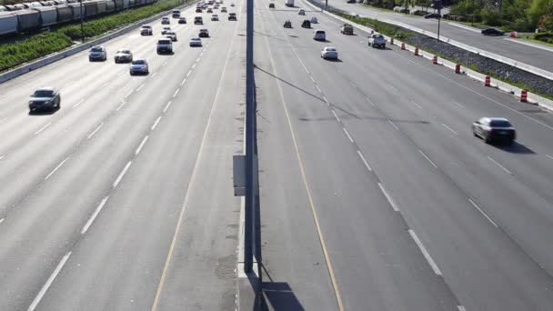 Vysoký úhel s podsvíceným výstřel číslo jedna provozu dálnice — Stock video