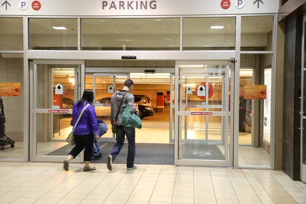 Menschen gehen auf Parkplatz — Stockfoto