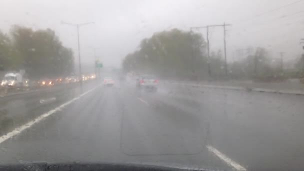 Οδήγηση σε βρέχει ημέρα — Αρχείο Βίντεο