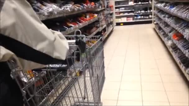 Wózek w sklepie — Wideo stockowe