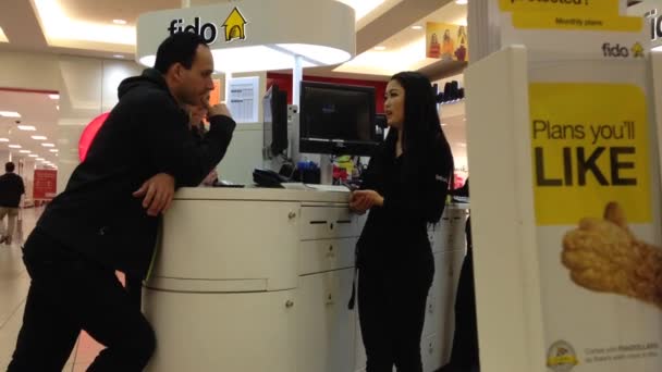 Leute fragen Fido-Verkäuferin nach Handy-Plan — Stockvideo