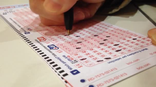 Comprar bilhete de loteria — Vídeo de Stock