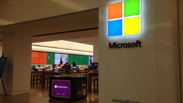 Exterior de una tienda Microsoft — Vídeos de Stock