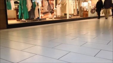 alışveriş merkezinde yürüyen insan ayakları