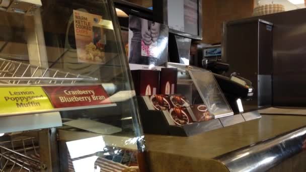 Menutup check out counter untuk wanita membeli kopi — Stok Video