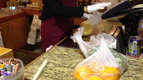 체크 아웃 카운터에서 식료품에 대 한 지불 하는 고객 — 비디오