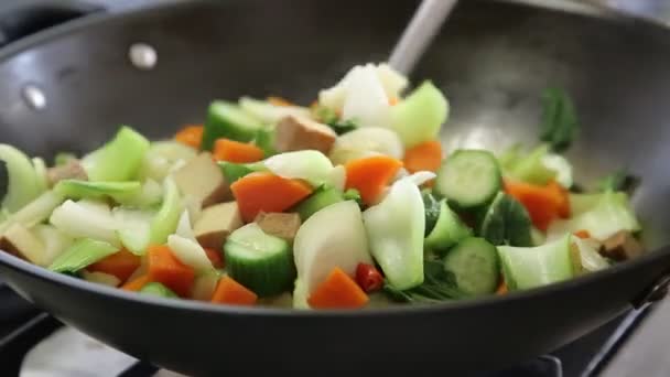 Primer plano de una mujer cocinando verduras . — Vídeos de Stock