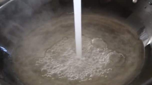 Eau bouillante dans un pot de cuisine — Video