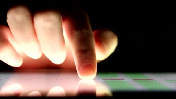 Närbild finger beröring tablett dator pekskärm — Stockvideo
