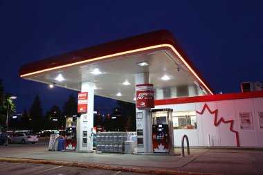 petro canada benzin istasyonunun bir yanında